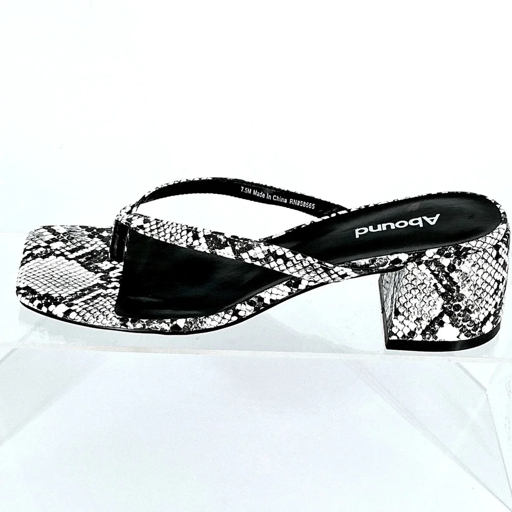 Abound Size 7.5 Snakeskin Print Thong Block Heel Sandals Black White NEW‎